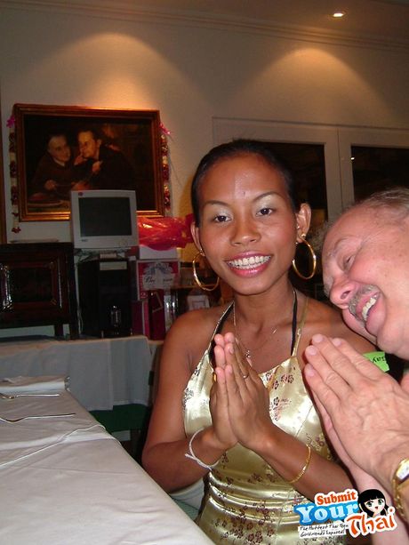 Asiatisk teenager amatørpige får sin fisse kneppet af en hvid fyr