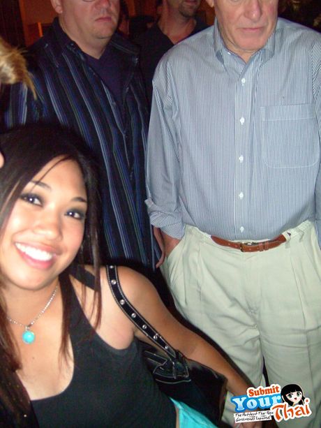 Asiatisk teenager amatørpige får sin fisse kneppet af en hvid fyr