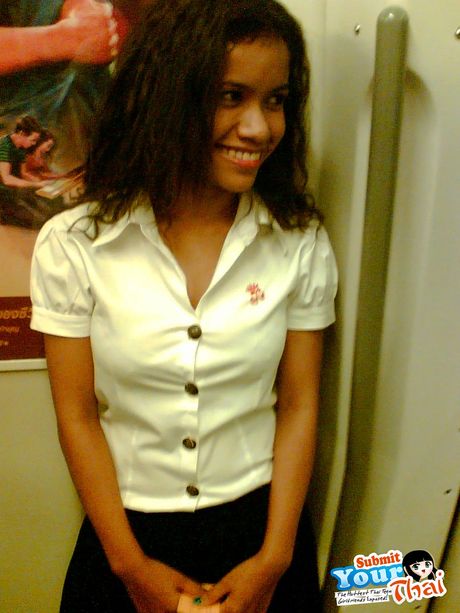 Asiatisk teenager amatørpige får sin fisse kneppet af en hvid fyr