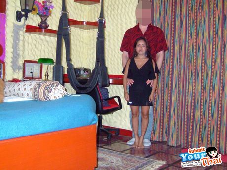 亞洲美女素女孩在沙發上毫無羞澀地脫衣服