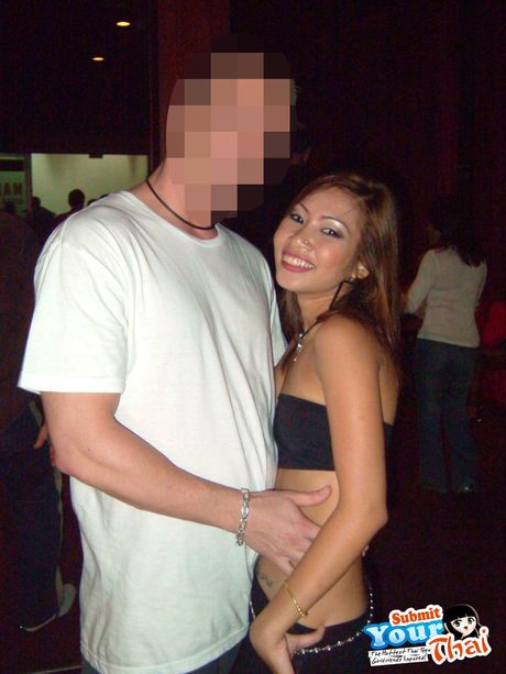 Asiatisk sød amatørpige klæder sig af på en sofa uden generthed