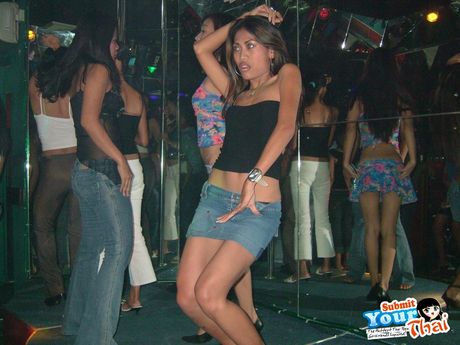 棕色眼睛的泰國美女 Amber 獨自擺姿勢，凸顯她迷人的胸部