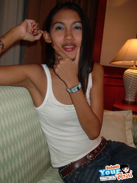 棕色眼睛的泰國美女 Amber 獨自擺姿勢，凸顯她迷人的胸部