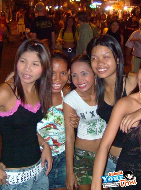 棕色眼睛的泰國美女 Amber 獨自擺姿勢，凸顯她迷人的胸部