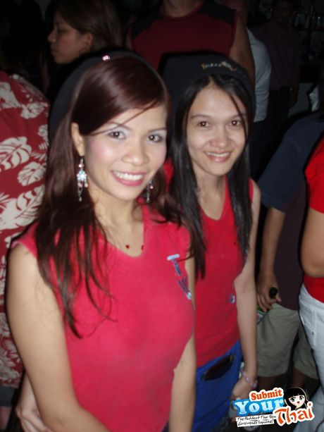 Brunøjet thailandsk skønhed Amber poserer solo og fremhæver sine fantastiske jugger