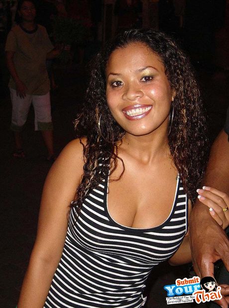 棕色眼睛的泰國美女 Amber 獨自擺姿勢，凸顯她迷人的胸部