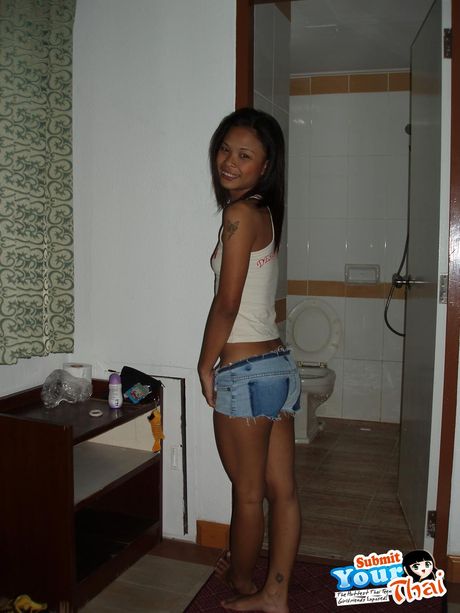 棕色眼睛的泰國美女 Amber 獨自擺姿勢，凸顯她迷人的胸部