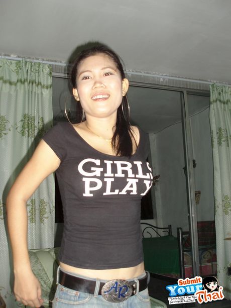 棕色眼睛的泰國美女 Amber 獨自擺姿勢，凸顯她迷人的胸部