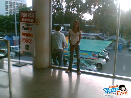 棕色眼睛的泰國美女 Amber 獨自擺姿勢，凸顯她迷人的胸部