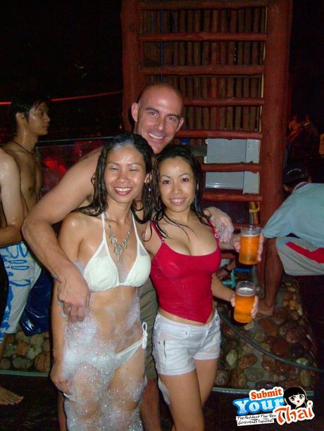 Brunøjet thailandsk skønhed Amber poserer solo og fremhæver sine fantastiske jugger