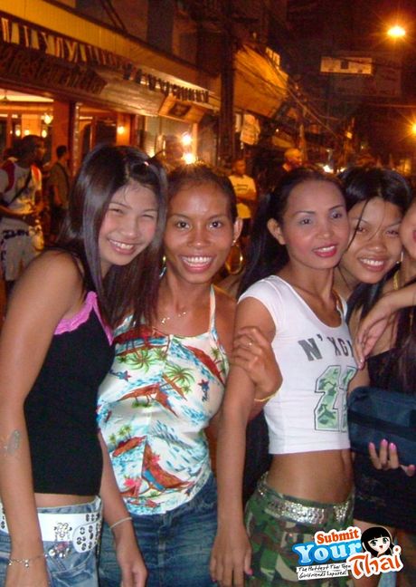 棕色眼睛的泰國美女 Amber 獨自擺姿勢，凸顯她迷人的胸部