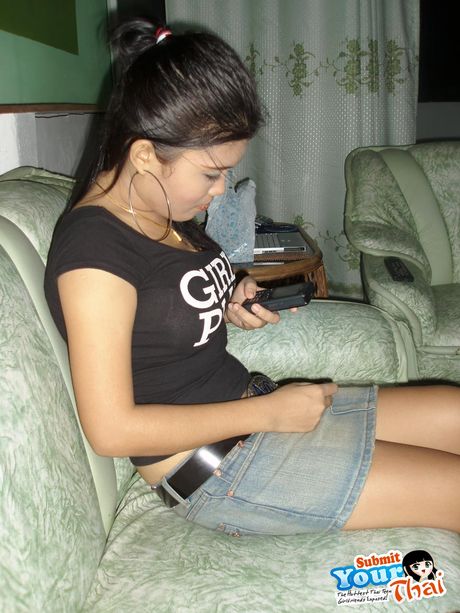 Brunøjet thailandsk skønhed Amber poserer solo og fremhæver sine fantastiske jugger