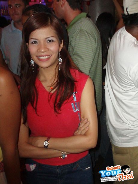 棕色眼睛的泰國美女 Amber 獨自擺姿勢，凸顯她迷人的胸部