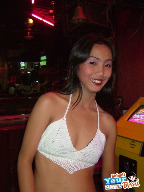 毀滅性的泰國封面女郎業餘女孩展示她的大胸部，並在床上展示她的裸體