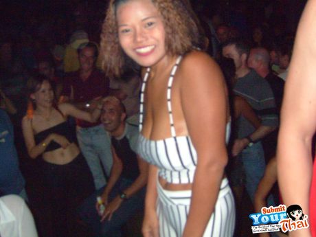 毀滅性的泰國封面女郎業餘女孩展示她的大胸部，並在床上展示她的裸體