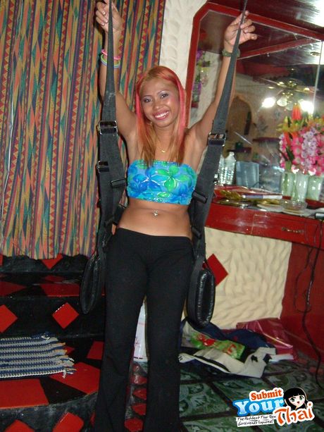 Asiatisk pige amatør pige stripper og viser sin tatoverede krop