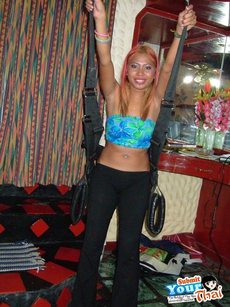 Asiatisk pige amatør pige stripper og viser sin tatoverede krop