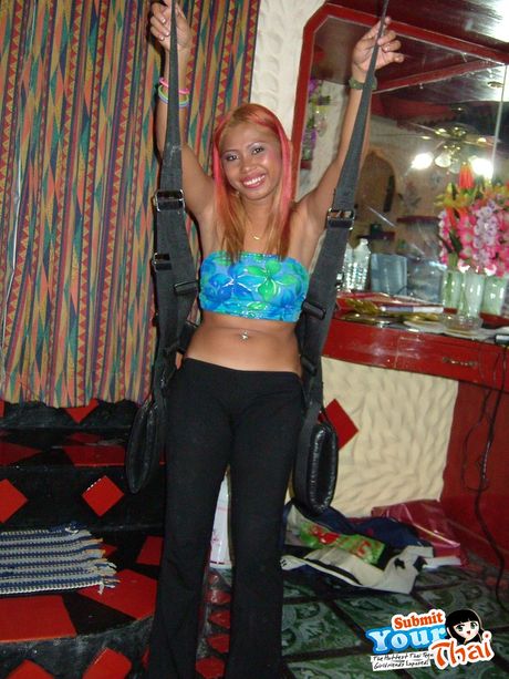 Asiatisk pige amatør pige stripper og viser sin tatoverede krop