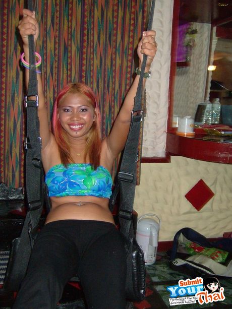 Asiatisk pige amatør pige stripper og viser sin tatoverede krop