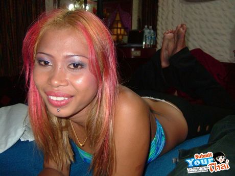 Asiatisk pige amatør pige stripper og viser sin tatoverede krop