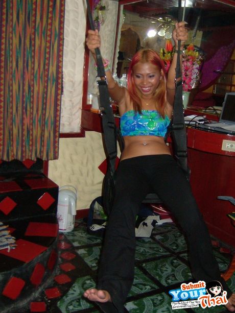 Asiatisk pige amatør pige stripper og viser sin tatoverede krop