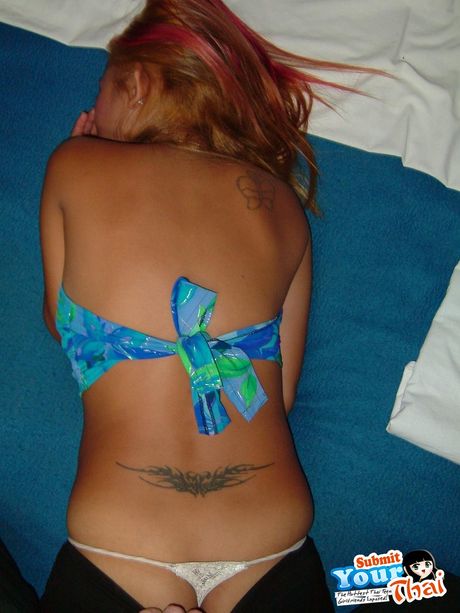 Asiatisk pige amatør pige stripper og viser sin tatoverede krop