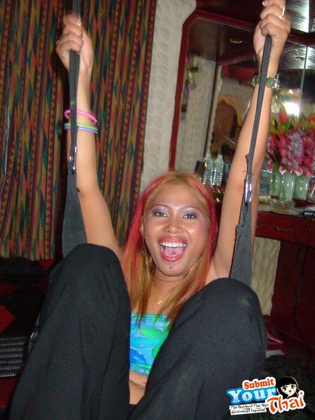 Asiatisk pige amatør pige stripper og viser sin tatoverede krop