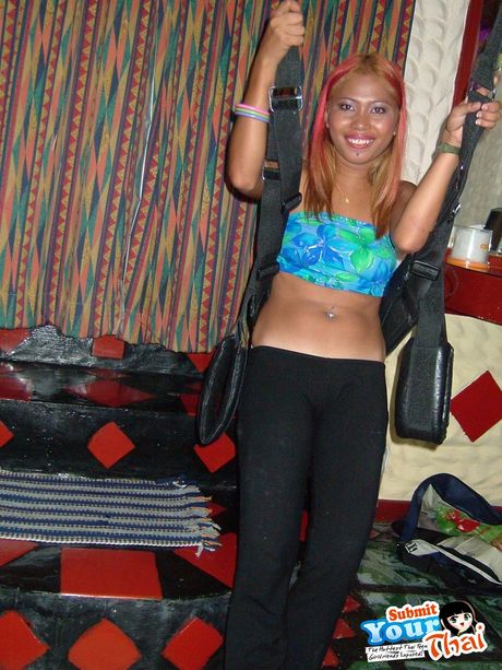 Asiatisk pige amatør pige stripper og viser sin tatoverede krop