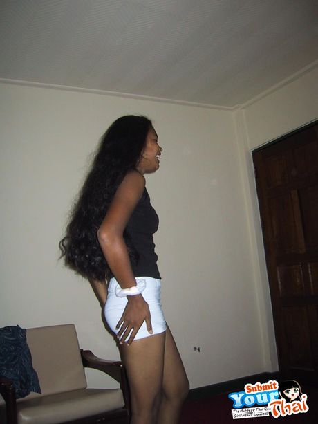 Asiatisk sød amatørpige sutter på en dildo, før hun rider den