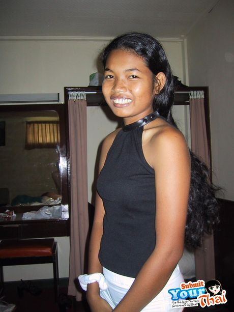 Asiatisk sød amatørpige sutter på en dildo, før hun rider den