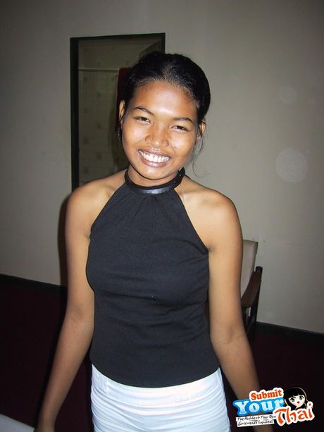 アジアの可愛い素人娘がディルドに乗る前にしゃぶる