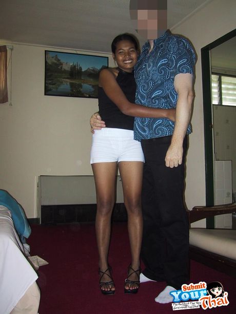 アジアの可愛い素人娘がディルドに乗る前にしゃぶる