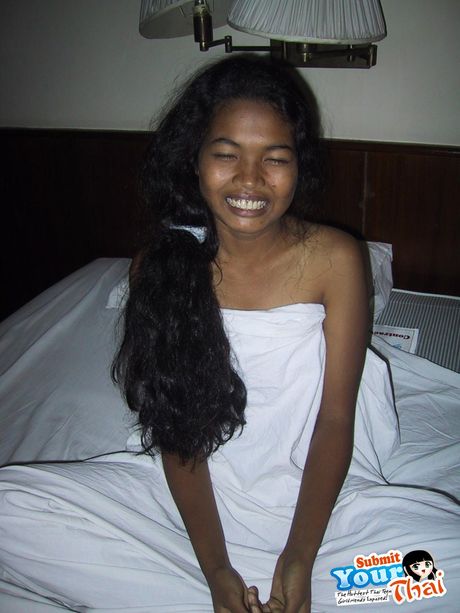 Asiatisk sød amatørpige sutter på en dildo, før hun rider den