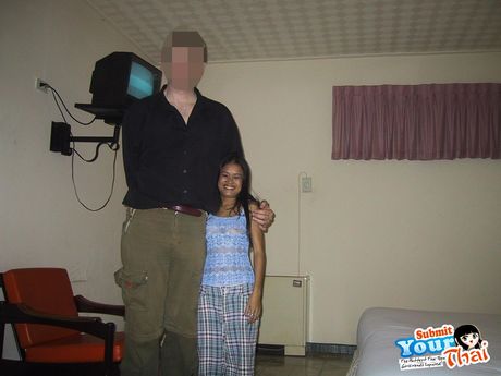 Asiatisk covergirl amatørpige nøgner sig før hun bader