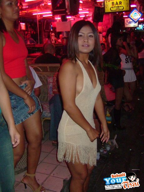 セクシーなタイのカバーガール、アンバー・リーが毛深いオマンコを舐められ、犯される