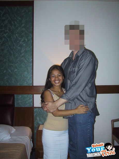 セクシーなタイのカバーガール、アンバー・リーが毛深いオマンコを舐められ、犯される