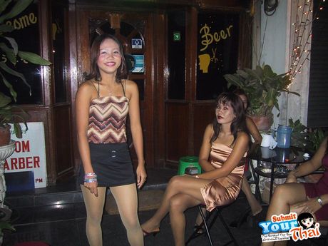 セクシーなタイのカバーガール、アンバー・リーが毛深いオマンコを舐められ、犯される