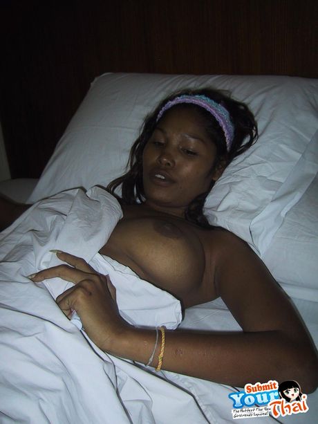 セクシーなタイのカバーガール、アンバー・リーが毛深いオマンコを舐められ、犯される