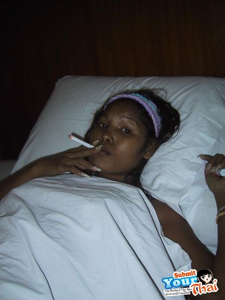 セクシーなタイのカバーガール、アンバー・リーが毛深いオマンコを舐められ、犯される