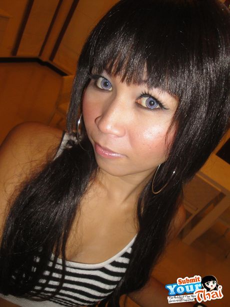 Asiatisk babe amatørpige bliver nøgen i stribede sokker på en seng