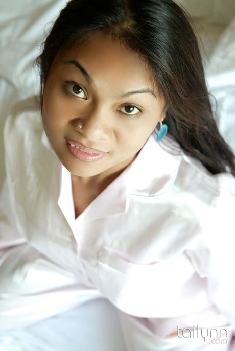 アジアの女の子Tailynnが大きな胸を披露し、ソロでポーズをとる