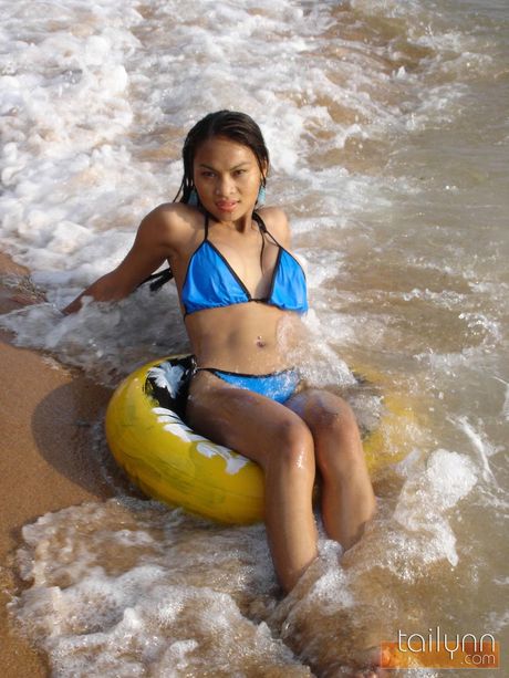 Asian amateur Tailynn reveals her tiny boobs and poses in a bikini