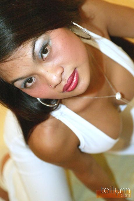 亞洲業餘愛好者 Tailynn 展示她令人驚嘆的乳房並獨自擺姿勢