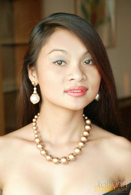 黑髮泰國美女 Tailynn 脫衣自拍，展示裸體