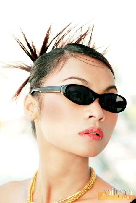 魅力的なアジアのベイビー、タイリンがドレスを脱ぎ、ソロで自然な姿を披露