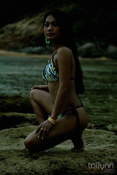 迷人的亞洲人 Tailynn 在海灘上穿著比基尼展示她的大胸部和臀部