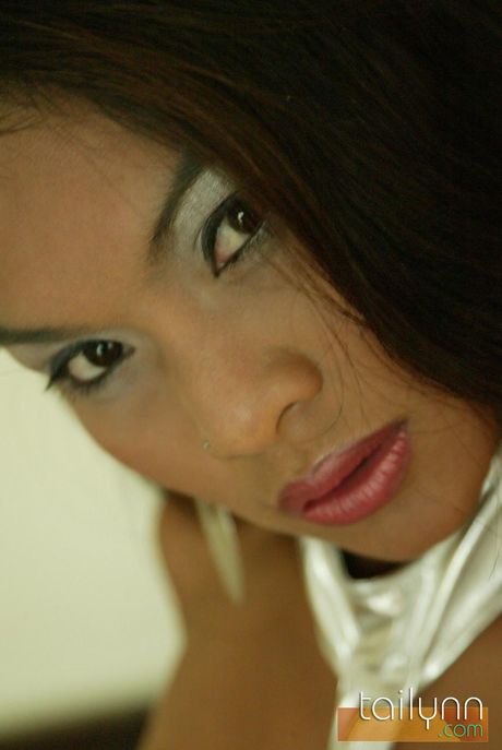 亞洲業餘演員 Tailynn 展示她的大胸部，並在單人表演中全裸