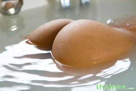 アジアの表紙モデル、タイニーがシャワーで裸になる前にお風呂に入る