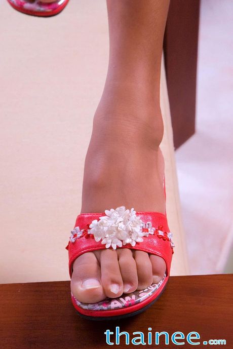 素晴らしいアジアのベイビー、タイニーはソロで彼女の熱いお尻と彼女のおいしい猫を強調します