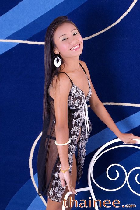 アジア美人のタイニーが小さな胸とセクシーなお尻をソロで披露